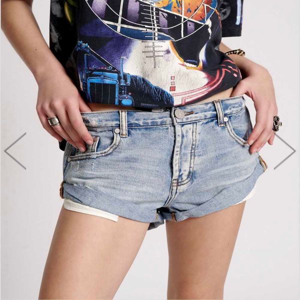 trendy pure original goods women's summer washed and torn blue curled v-shaped denim shorts
trendy pure original goods women's summer washed and torn blue curled v-shaped denim shorts