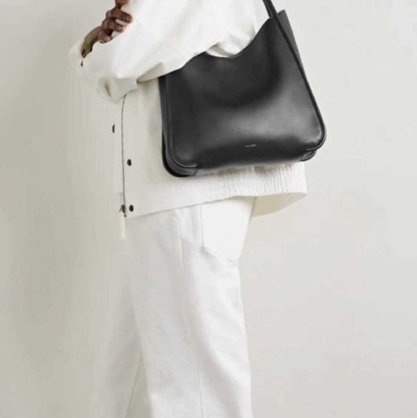 rose park choi ying same style the * row underarm bag symmetric genuine leather one shoulder commuter luxury and high sense
rose park choi ying same style the * row underarm bag symmetric genuine leather one shoulder commuter luxury and high sense