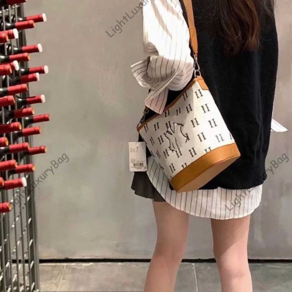 designer old flower bucket bag for spring summer travel bags large capacity crossbody purse fashion quality shopping tote classic female pu
designer old flower bucket bag for spring summer travel bags large capacity crossbody purse fashion quality shopping tote classic female pu