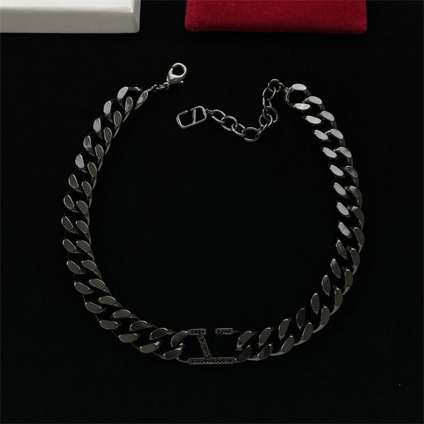 women pendant necklaces letter v logo luxury designer jewelry pearl metal valentinolies gold silvery necklace 7654, Silver
women pendant necklaces letter v logo luxury designer jewelry pearl metal valentinolies gold silvery necklace 7654, Silver