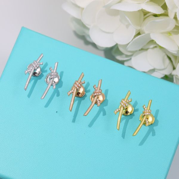 the new t-family 925 silver v gold material is fashionable and high-end, with a simple design and diamond knot earrings, Golden
the new t-family 925 silver v gold material is fashionable and high-end, with a simple design and diamond knot earrings, Golden