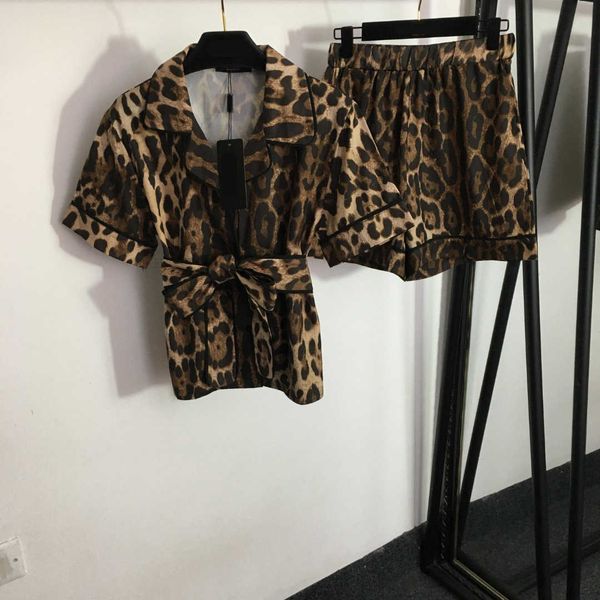 designer womens sleep suit leopard print nightdress high-quality waist short-sleeved shirt casual shorts two-piece set logo brand loose girl
designer womens sleep suit leopard print nightdress high-quality waist short-sleeved shirt casual shorts two-piece set logo brand loose girl