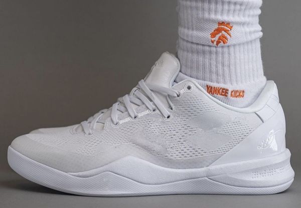 black mamba 8 triple white shoes court purple men women basketball shoes 8s viii ftb blue glow sneakers sport shoe with box size us4-12
black mamba 8 triple white shoes court purple men women basketball shoes 8s viii ftb blue glow sneakers sport shoe with box size us4-12