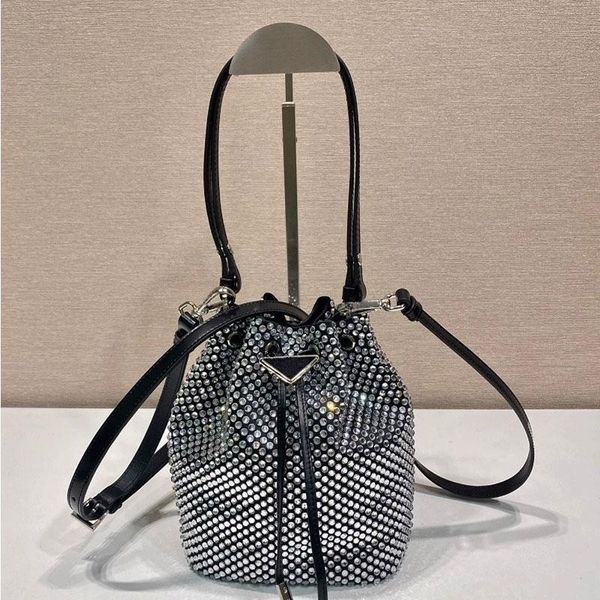 designer shoulder bag crystal bucket bag imitation crystal satin material shoulder bag metal triangle logo handbag casual appearance net red
designer shoulder bag crystal bucket bag imitation crystal satin material shoulder bag metal triangle logo handbag casual appearance net red
