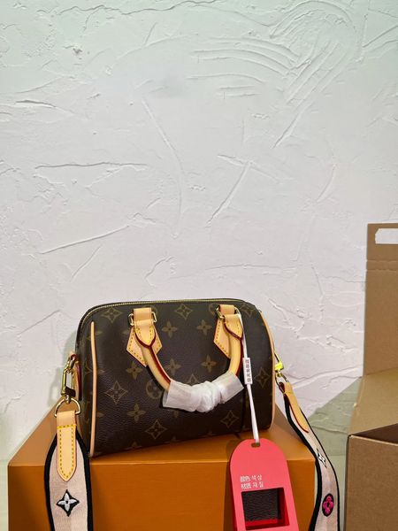 designer bag tote bag lo vu bag pillowcase bag embroidered shoulder strap bag casual handbag crossbody bag new women's bag
designer bag tote bag lo vu bag pillowcase bag embroidered shoulder strap bag casual handbag crossbody bag new women's bag