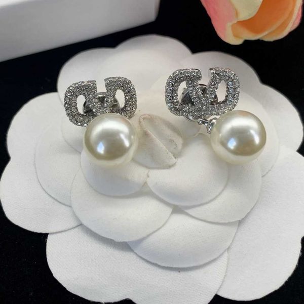 woman fashion valentino designer warren's pearl earrings for women light luxury and high grade small design elegant style atmosphere, Golden;silver
woman fashion valentino designer warren's pearl earrings for women light luxury and high grade small design elegant style atmosphere, Golden;silver