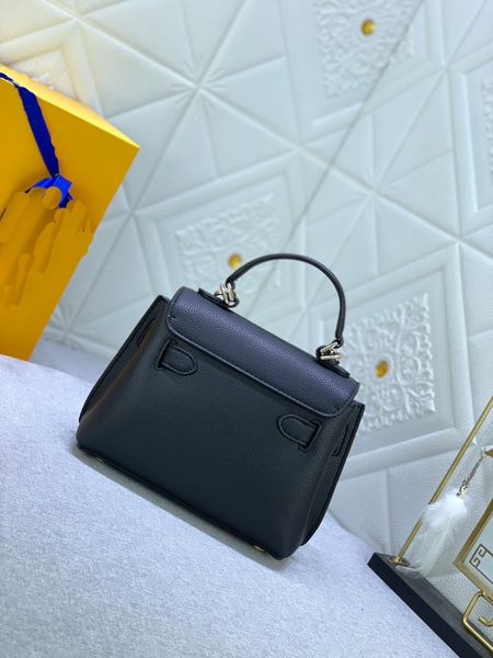2023 luxury handbag with design grainy cow leather made with elegant braided chain strap in various styles 21088
2023 luxury handbag with design grainy cow leather made with elegant braided chain strap in various styles 21088