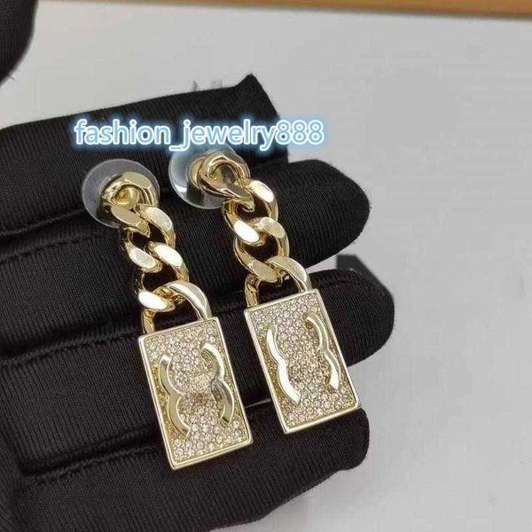 luxury designer earrings 18k gold plated c letters stud clip chain geometric famous women 925 silver crystal rhinestone earring wedding part
luxury designer earrings 18k gold plated c letters stud clip chain geometric famous women 925 silver crystal rhinestone earring wedding part
