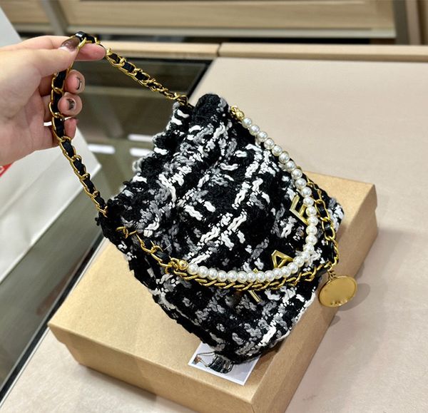 designer handbag 9a cowboy shoulder garbage bags metal letter chain clutch bag fashionable pearl decoration tote purse large capacity travel
designer handbag 9a cowboy shoulder garbage bags metal letter chain clutch bag fashionable pearl decoration tote purse large capacity travel