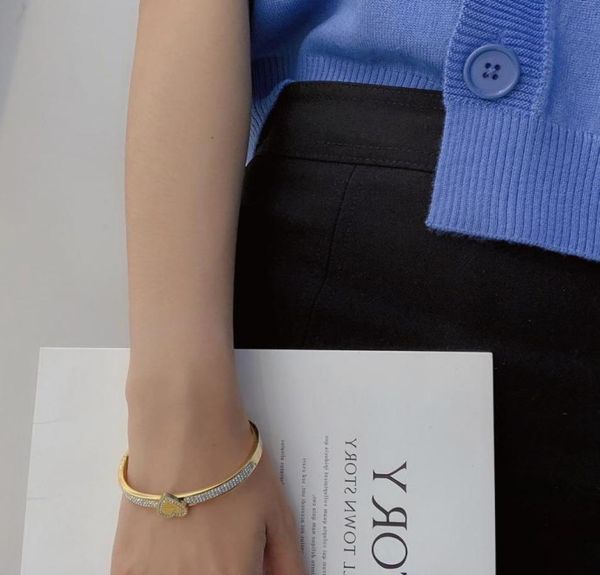 europe america fashion style bracelets women bangle designer letter jewelry crystal 18k gold plated stainless steel wedding lovers6308696, Black
europe america fashion style bracelets women bangle designer letter jewelry crystal 18k gold plated stainless steel wedding lovers6308696, Black
