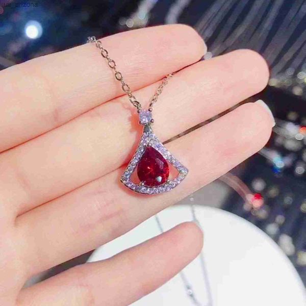 concise style silver color geometric fan-shaped pendant necklace with imitative red zircon garnet womens fine costume jewelry l230620
concise style silver color geometric fan-shaped pendant necklace with imitative red zircon garnet womens fine costume jewelry l230620