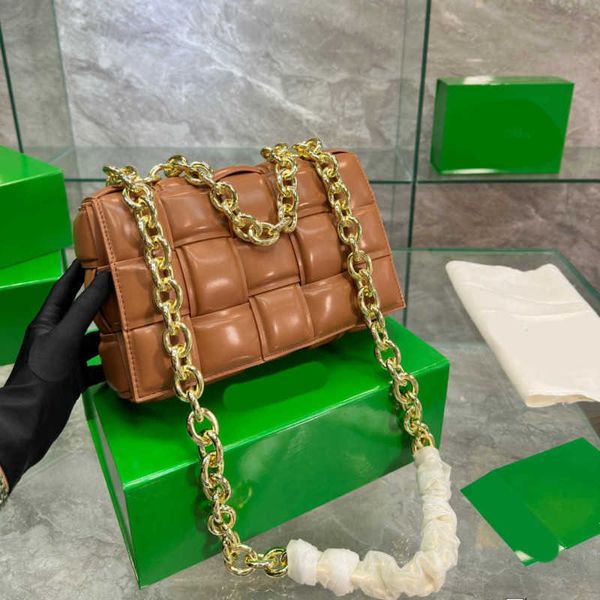thick chain shoulder bags b letter women designer bags handbag woven leather designer brand crossbody female luxury purses 230615
thick chain shoulder bags b letter women designer bags handbag woven leather designer brand crossbody female luxury purses 230615