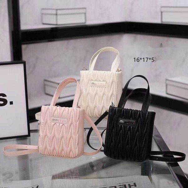 designer luxury women's bag letter pleated small square bag tramp underarm bag oblique span mini hand saddle bag horizontal chain gift
designer luxury women's bag letter pleated small square bag tramp underarm bag oblique span mini hand saddle bag horizontal chain gift