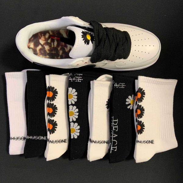 aj co branded quan zhilong same black and white solid color little daisy socks gd mid sleeve ins fashion brand versatile socks for women and, Black;white 
aj co branded quan zhilong same black and white solid color little daisy socks gd mid sleeve ins fashion brand versatile socks for women and, Black;white