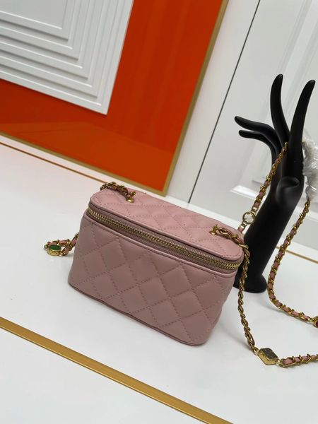 2023 new designer luxury women's classic fashion retro makeup bag sheepskin made chain diagonal straddle one shoulder square box bag
2023 new designer luxury women's classic fashion retro makeup bag sheepskin made chain diagonal straddle one shoulder square box bag