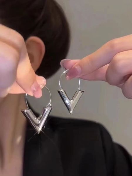 new silver gold cool simple high-end earrings dangle luxury designer fine jewelry bangle women mens couple fashion wedding party girlfriend
new silver gold cool simple high-end earrings dangle luxury designer fine jewelry bangle women mens couple fashion wedding party girlfriend