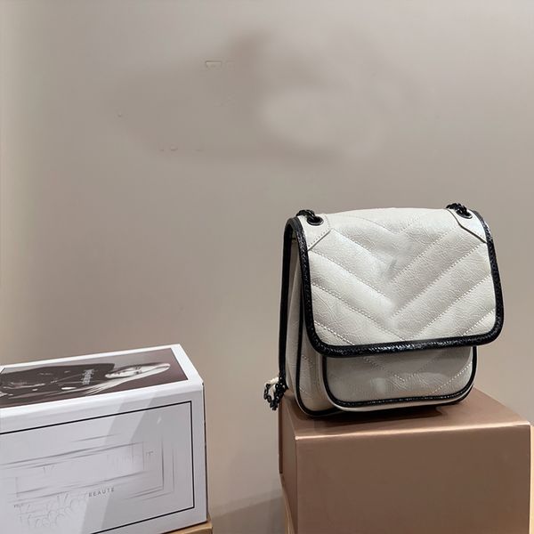 chain shoulder bag textured crossbody handbag color matching oil wax material black straps decoration hidden magnetic buckle inner bags high
chain shoulder bag textured crossbody handbag color matching oil wax material black straps decoration hidden magnetic buckle inner bags high