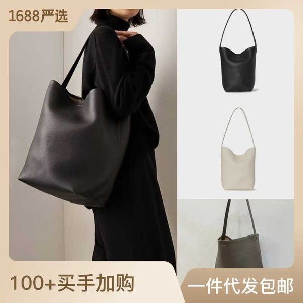 the row head layer cowhide autumn and winter crowd premium high capacity commuting tote bag women's one shoulder bucket bag
the row head layer cowhide autumn and winter crowd premium high capacity commuting tote bag women's one shoulder bucket bag