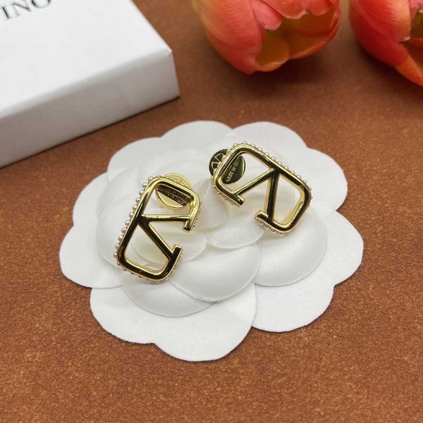 woman fashion valentino designer high grade big v letter gold earrings style french, Golden;silver
woman fashion valentino designer high grade big v letter gold earrings style french, Golden;silver