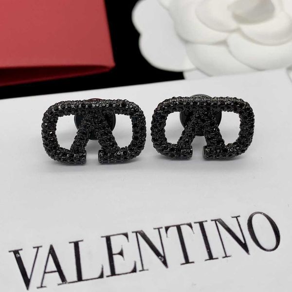 woman fashion valentino designer warren's light luxury french v-v letter square hollow out pearl inlaid diamond personalized show style, Golden
woman fashion valentino designer warren's light luxury french v-v letter square hollow out pearl inlaid diamond personalized show style, Golden