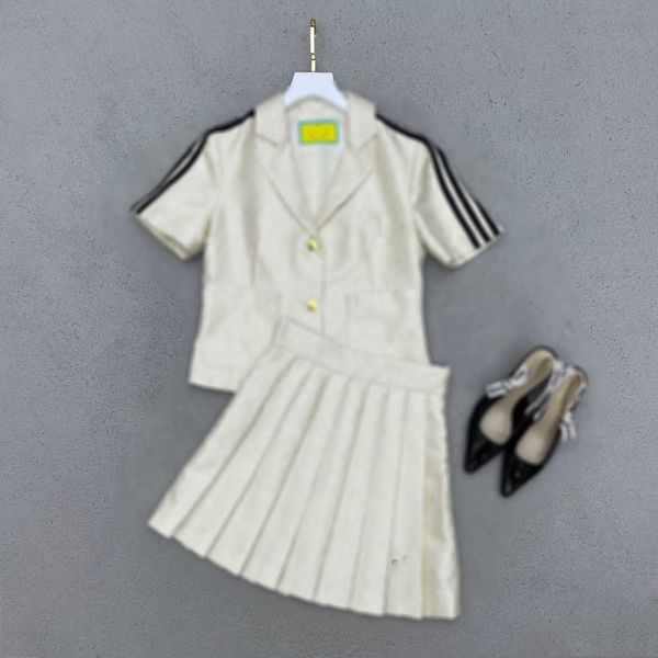 designer women sets girl two piece dress logo jacquard pattern large lapel short sleeved suit and pleated skirt aug06, White
designer women sets girl two piece dress logo jacquard pattern large lapel short sleeved suit and pleated skirt aug06, White