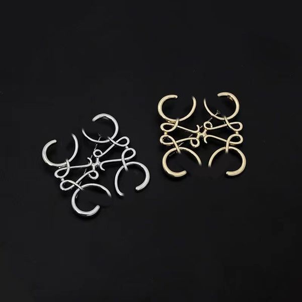 simple letter pins brooch luxury designer jewelry for women gold broochs mens classic brand breastpin scarf suit party dress ornament, Gray
simple letter pins brooch luxury designer jewelry for women gold broochs mens classic brand breastpin scarf suit party dress ornament, Gray