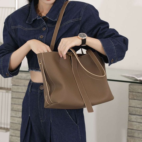 new high capacity genuine leather tote bag commuter bag premium women's fashion small crossbody bag single shoulder bag women's ba 
new high capacity genuine leather tote bag commuter bag premium women's fashion small crossbody bag single shoulder bag women's ba