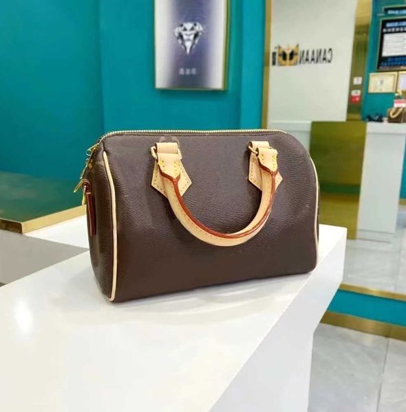 luxury designer shoulder totes duffel grip famous mini crossbody travel bag speedy nano 20 25 bandouliere purses leather barrel-shaped women
luxury designer shoulder totes duffel grip famous mini crossbody travel bag speedy nano 20 25 bandouliere purses leather barrel-shaped women