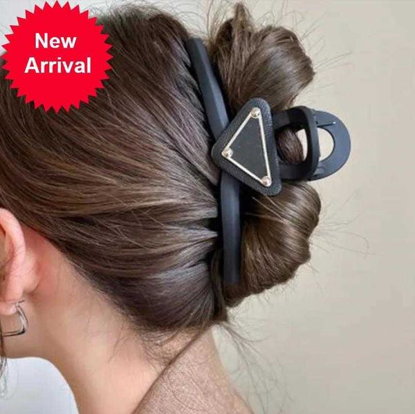 designer triangle hair clip barrettes women girls brand letter hair claw fashion hair jewelry headwear hairpin hairclip, Golden;silver
designer triangle hair clip barrettes women girls brand letter hair claw fashion hair jewelry headwear hairpin hairclip, Golden;silver
