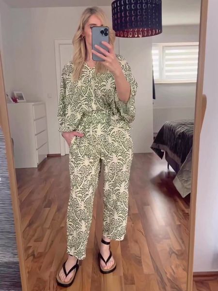 womens two piece pants summer causal graphic print blouse pant sets fashion vneck batwing sleeve singlebreasted elastic waist long set 2308, White
womens two piece pants summer causal graphic print blouse pant sets fashion vneck batwing sleeve singlebreasted elastic waist long set 2308, White