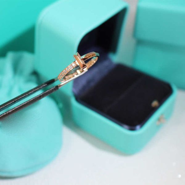 eller fashion jewelry s925 silver t1 ring gilded diamond set narrow t letter simple t-shaped couple
eller fashion jewelry s925 silver t1 ring gilded diamond set narrow t letter simple t-shaped couple