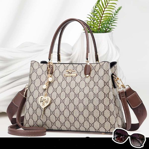 2023 new butterfly pattern pvc bucket bag tote bag women's handheld bag fashion old flower one shoulder crossbody bag luxury designer m
2023 new butterfly pattern pvc bucket bag tote bag women's handheld bag fashion old flower one shoulder crossbody bag luxury designer m