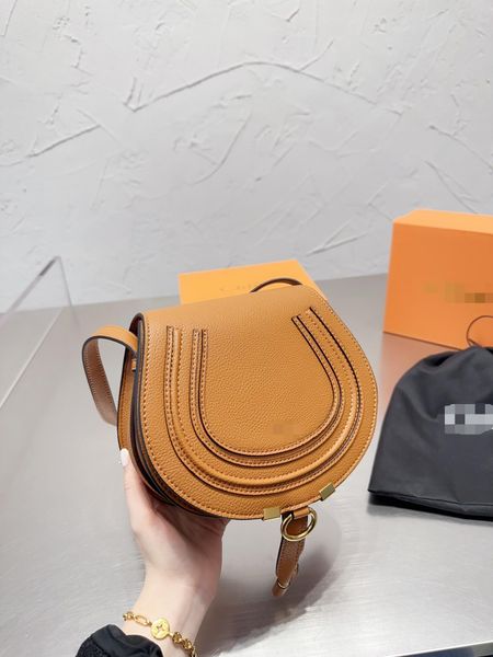 cross body classic saddle shape retro with a hippie taste rivets lined up on the front edge. and it's some old metal color more retro
cross body classic saddle shape retro with a hippie taste rivets lined up on the front edge. and it's some old metal color more retro