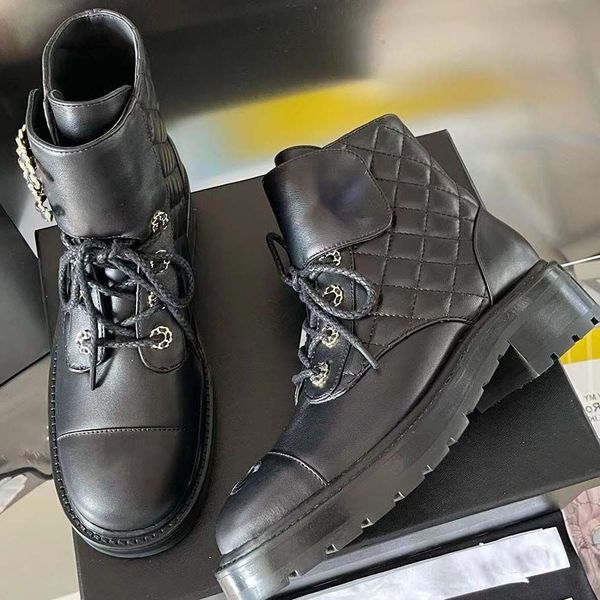 designer boots women's luxury ankle boots half boots black calfskin quality flat lace up shoes mid leather boots chain martin boots
designer boots women's luxury ankle boots half boots black calfskin quality flat lace up shoes mid leather boots chain martin boots