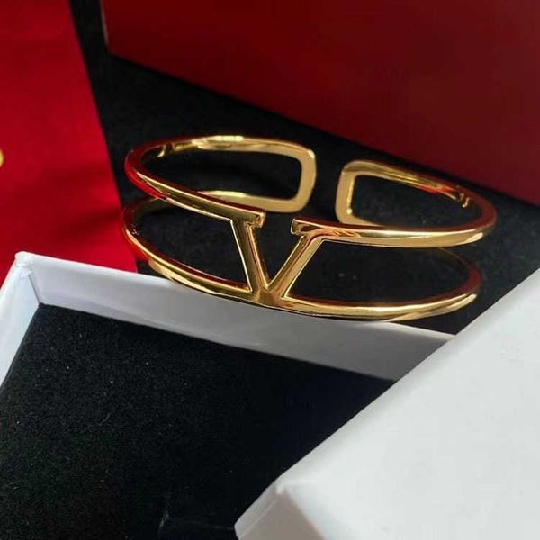 fashion designer valentino warren v-letter adjustable open bracelet brass material versatile, Golden;silver
fashion designer valentino warren v-letter adjustable open bracelet brass material versatile, Golden;silver