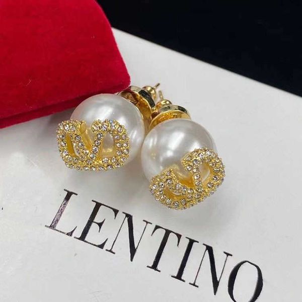 fashion designer valentino warren's pearl v letter rhinestone brass material 925 earrings silver needle fashion versatile earrings prem, Golden
fashion designer valentino warren's pearl v letter rhinestone brass material 925 earrings silver needle fashion versatile earrings prem, Golden