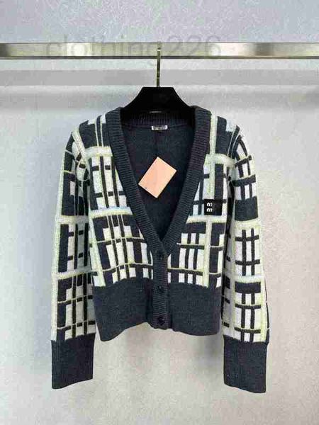women's knits & tees designer 2023 early autumn new style v-neck casual reduced age cardigan knitted tb03, White
women's knits & tees designer 2023 early autumn new style v-neck casual reduced age cardigan knitted tb03, White