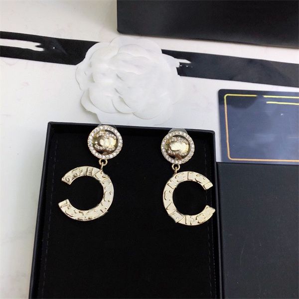 woman stud c logo earrings designer letter c gold long chain earring women jewelry ccity pearl crystal orecchini 380, Golden;silver
woman stud c logo earrings designer letter c gold long chain earring women jewelry ccity pearl crystal orecchini 380, Golden;silver