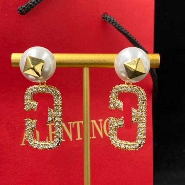 fashion designer valentino v letter water diamond pearl 925 silver needle ear studs small design brass earrings versatile earrings, Golden
fashion designer valentino v letter water diamond pearl 925 silver needle ear studs small design brass earrings versatile earrings, Golden