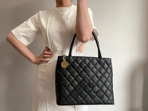 10a super original quality 30cm women hangbag luxurys designers bag real leather caviar lambskin lady shopping bags fashion classics shoulde
10a super original quality 30cm women hangbag luxurys designers bag real leather caviar lambskin lady shopping bags fashion classics shoulde