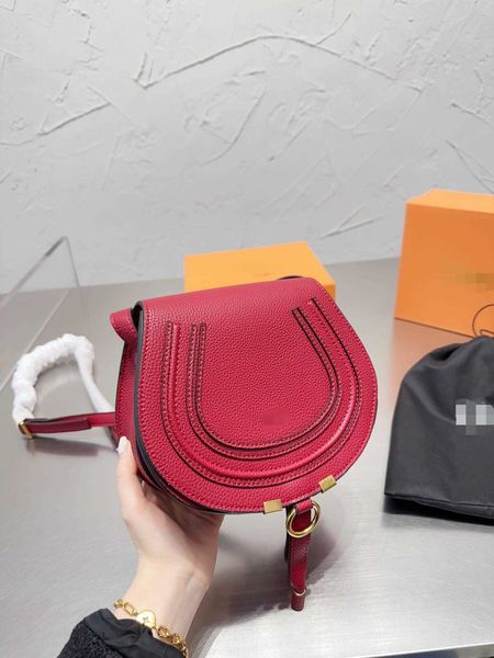 cross body classic saddle shape retro with a hippie taste rivets lined up on the front edge. and it's some old metal color more retro20
cross body classic saddle shape retro with a hippie taste rivets lined up on the front edge. and it's some old metal color more retro20