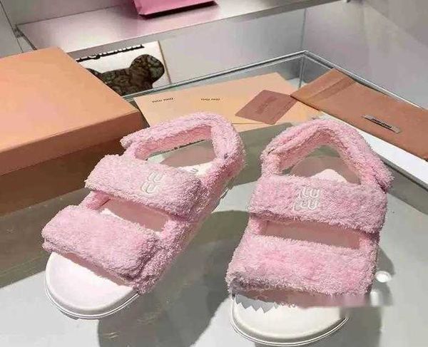 2023- designer luxury winter fish man shoes style pink woman shoes fur slippers trendy fur slides fluffy shearling wool flat outdoor, Black
2023- designer luxury winter fish man shoes style pink woman shoes fur slippers trendy fur slides fluffy shearling wool flat outdoor, Black
