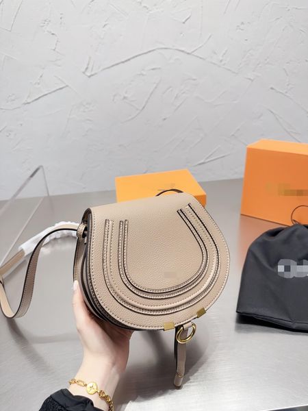 cross body classic saddle shape retro with a hippie taste rivets lined up on the front edge. and it's some old metal color more retro20
cross body classic saddle shape retro with a hippie taste rivets lined up on the front edge. and it's some old metal color more retro20