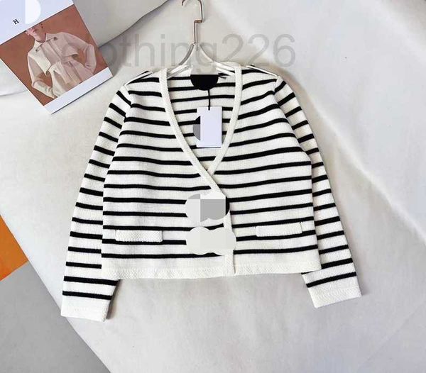 women's knits & tees designer 2023 early autumn new celebrity girl elegant contrast v-neck stripe knitted cardigan p02v, White
women's knits & tees designer 2023 early autumn new celebrity girl elegant contrast v-neck stripe knitted cardigan p02v, White