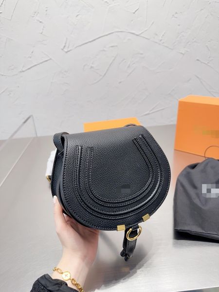 cross body classic saddle shape retro with a hippie taste rivets lined up on the front edge. and it's some old metal color more retro20
cross body classic saddle shape retro with a hippie taste rivets lined up on the front edge. and it's some old metal color more retro20