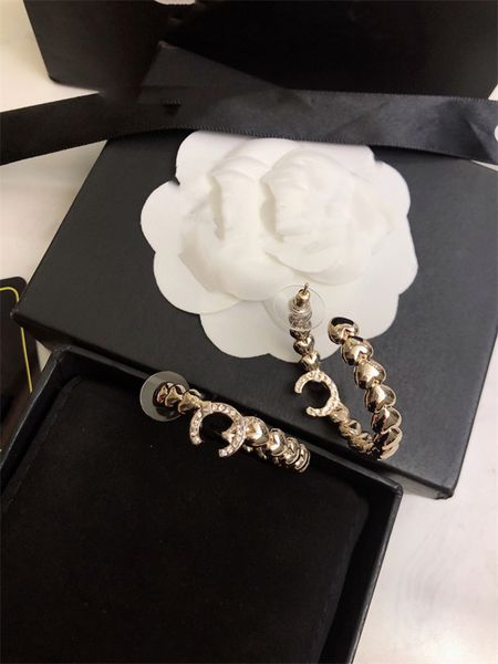 woman stud c logo earrings designer letter c long chain earring women jewelry ccity double pearl crystal orecchini 45454, Golden;silver
woman stud c logo earrings designer letter c long chain earring women jewelry ccity double pearl crystal orecchini 45454, Golden;silver