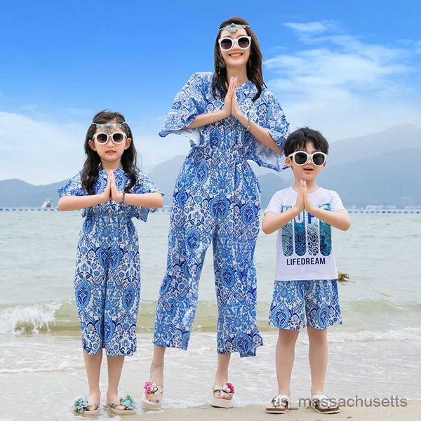 family matching outfits family matching outfits summer beach mum daughter one-piece suit dad son t-shirt+shorts couple clothes r230810, Blue
family matching outfits family matching outfits summer beach mum daughter one-piece suit dad son t-shirt+shorts couple clothes r230810, Blue