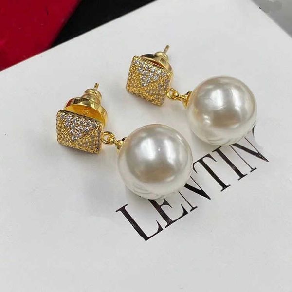 woman fashion valentino designer warren's square set with water diamond pearl v-letter earrings female minority design 925 silver needl, Golden;silver
woman fashion valentino designer warren's square set with water diamond pearl v-letter earrings female minority design 925 silver needl, Golden;silver
