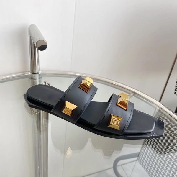 2023 luxury designer womens sandals summer black personalized flat bottom leather comfortable slippers gladiator sandals 35-41 with box
2023 luxury designer womens sandals summer black personalized flat bottom leather comfortable slippers gladiator sandals 35-41 with box