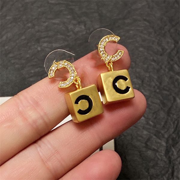 woman stud c logo earrings designer letter c long chain earring women jewelry ccity double pearl crystal orecchini 4511, Golden;silver
woman stud c logo earrings designer letter c long chain earring women jewelry ccity double pearl crystal orecchini 4511, Golden;silver